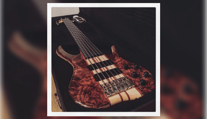 Haruが使用しているKen Smith(ケン・スミス)の6弦ベース