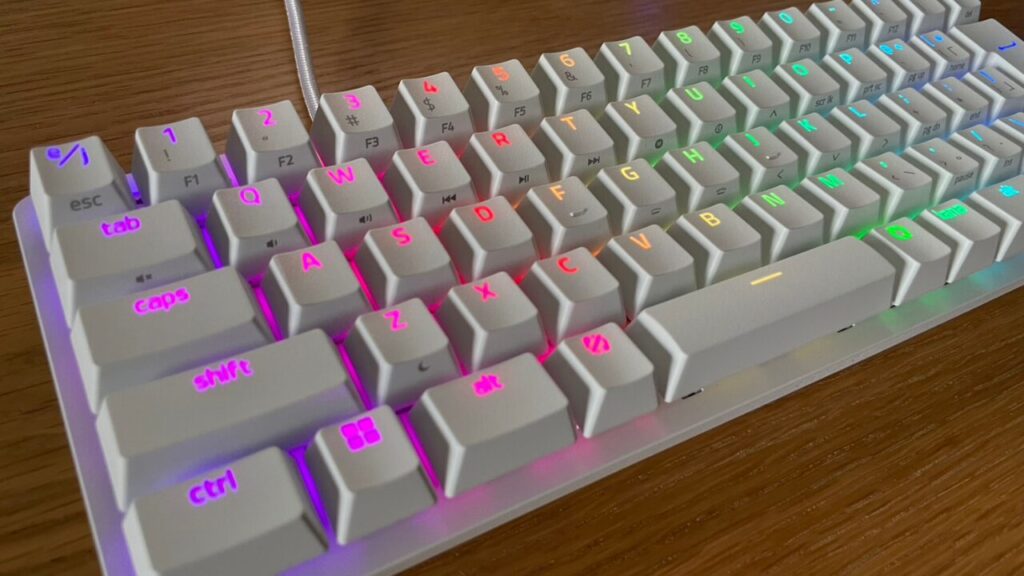 デザイン・質感・ビルドクオリティ｜コンパクトで映える"白"が最高にかわいい