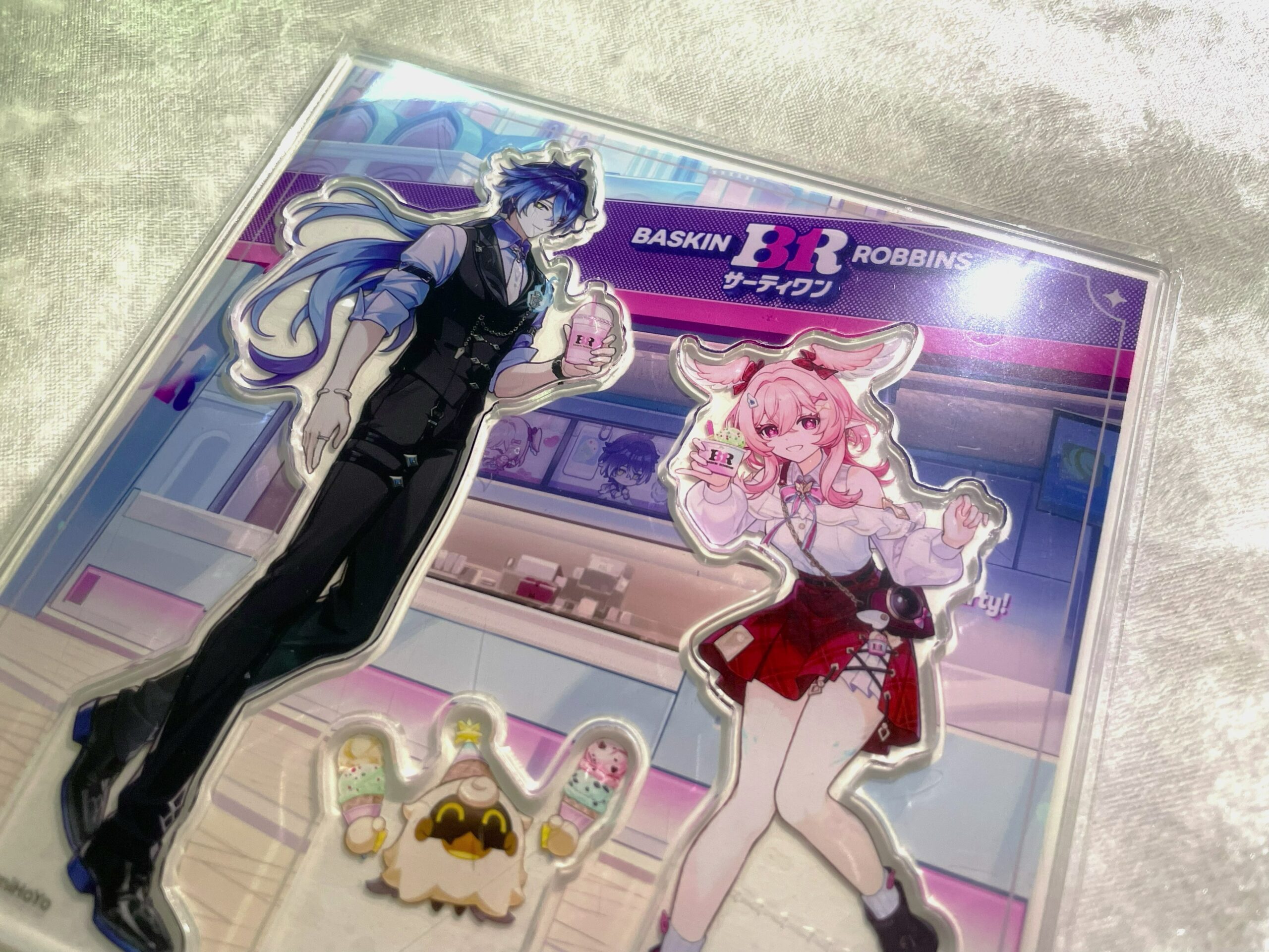 実際に原神×サーティワンのフリンズとリンネアのアクリルスタンドを撮影した写真